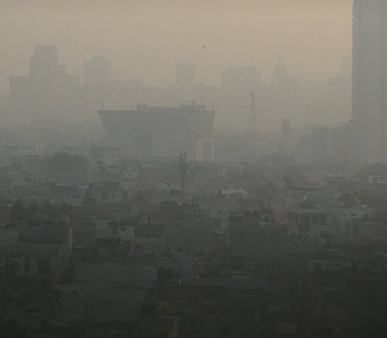 प्रदूषण के चादर मे लिपटी दिल्ली